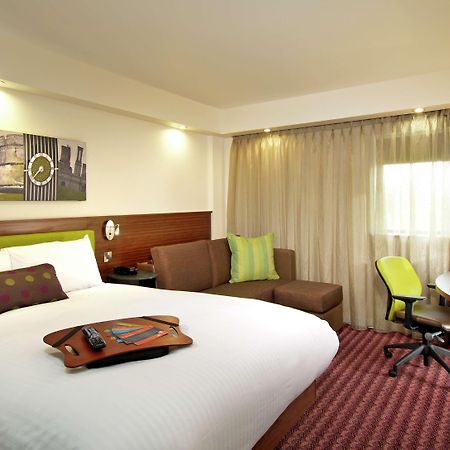 Hampton By Hilton Corby Hotel Room photo
