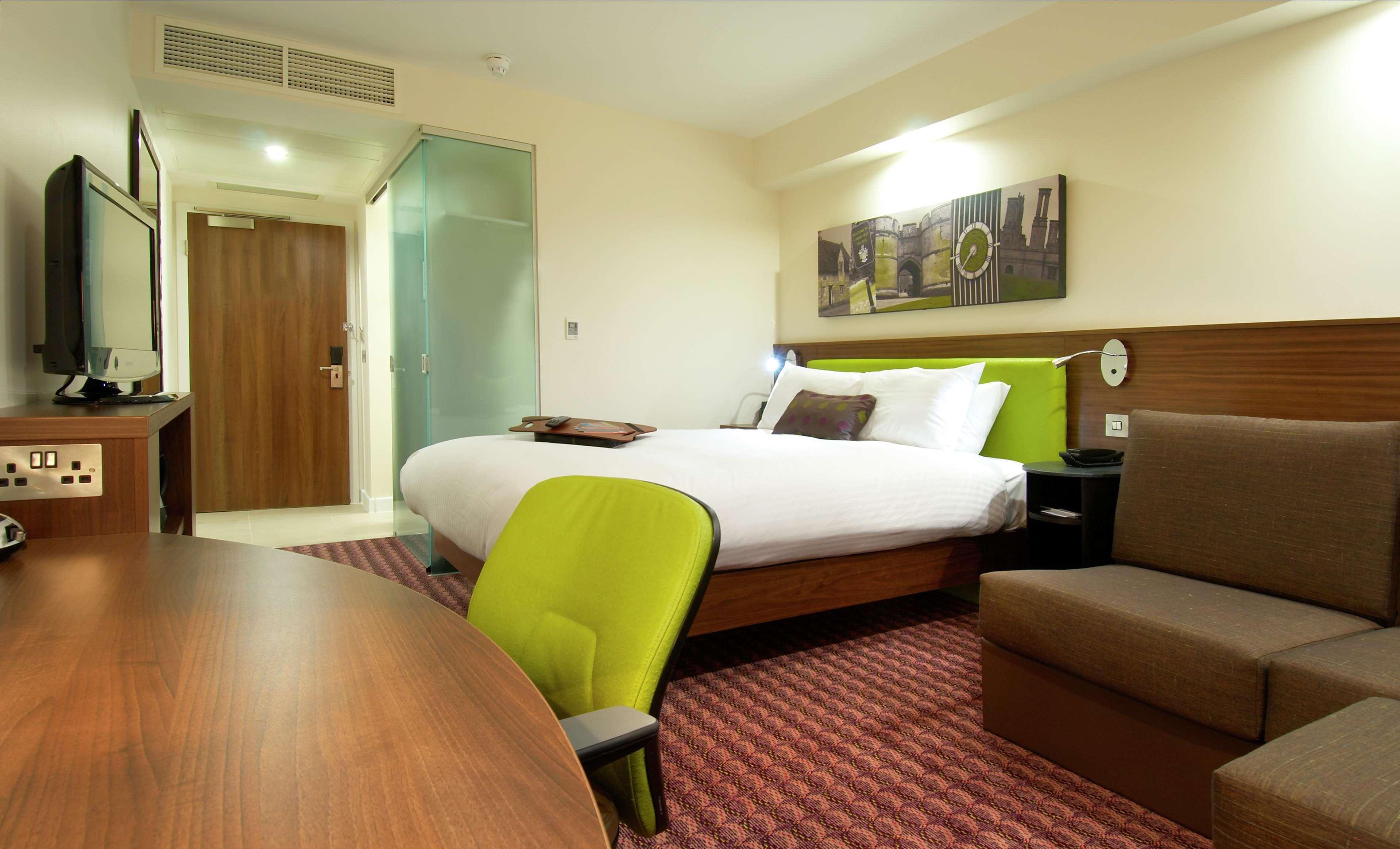 Hampton By Hilton Corby Hotel Room photo