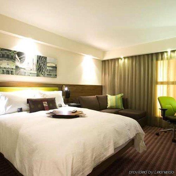 Hampton By Hilton Corby Hotel Room photo